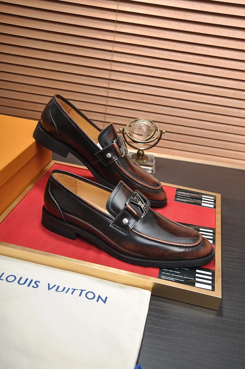 Men's men's shoes 💰500💶 [LV] (original single cowhide lining) 🍀LV's latest genuine leather business suit shoes are launched simultaneously on the official website. The first-layer cowhide imported from Italy is made of heavy gold, 💥official website 1:1 rubber outsole. Versatile to wear, high-end without losing class, and the color combination is extraordinary. This four-season style is alluring when worn on your feet, showing off your big-name flair. Standard code 38-45 (45 customized)